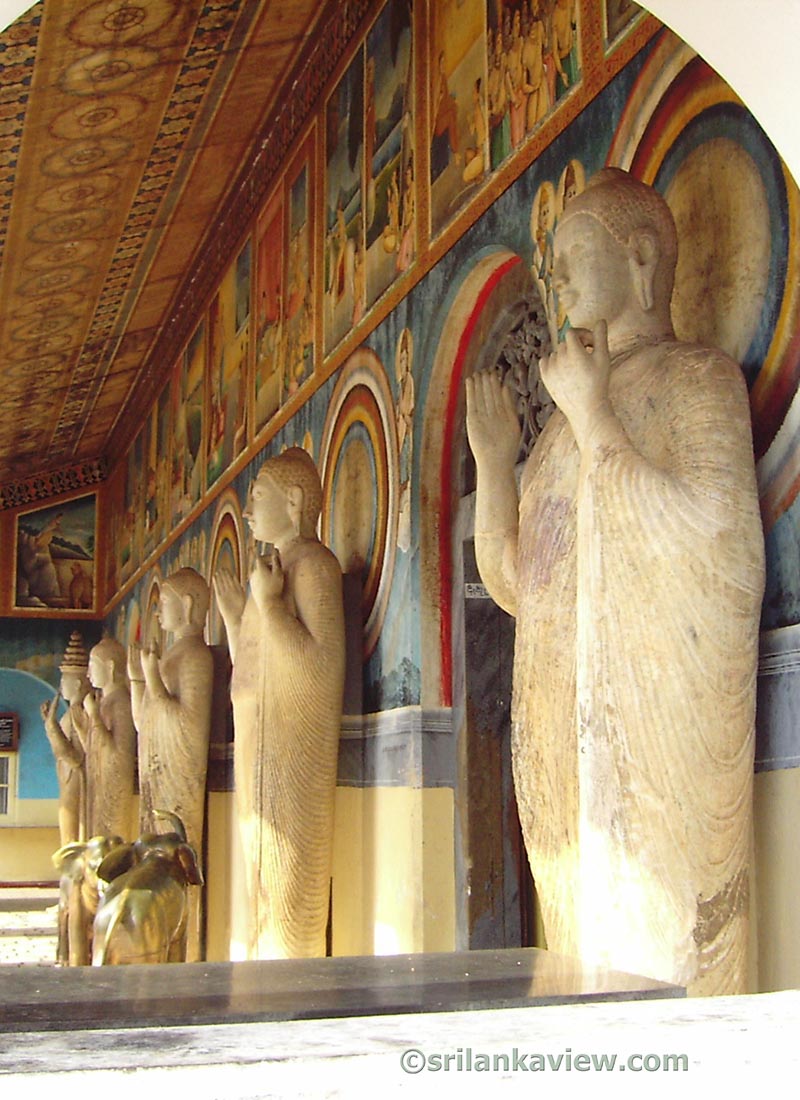 Buddha statues at Ruwanweliseya